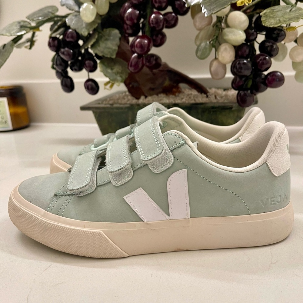 VEJA Matcha White